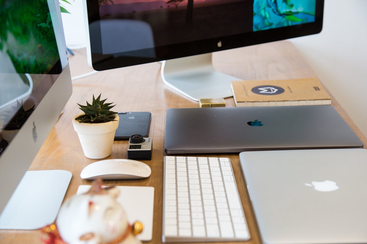 Buro met een imac, macbook, muis en toetsenbord
